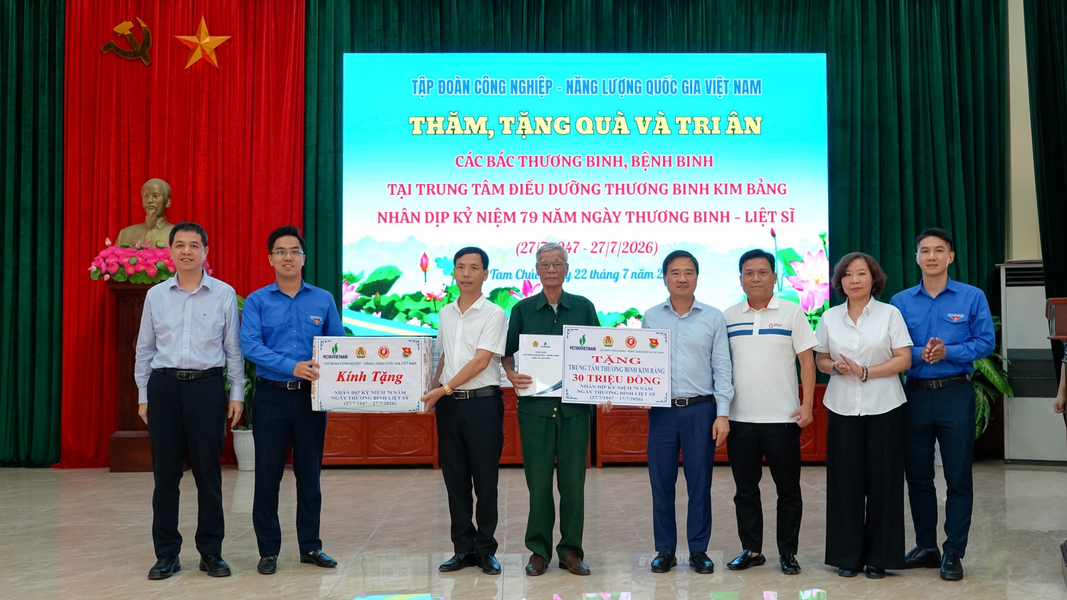 Đoàn công tác Petrovietnam trao quà cho các thương binh, bệnh binh tại Trung tâm Điều dưỡng Thương binh Kim Bảng, Ninh Bình.