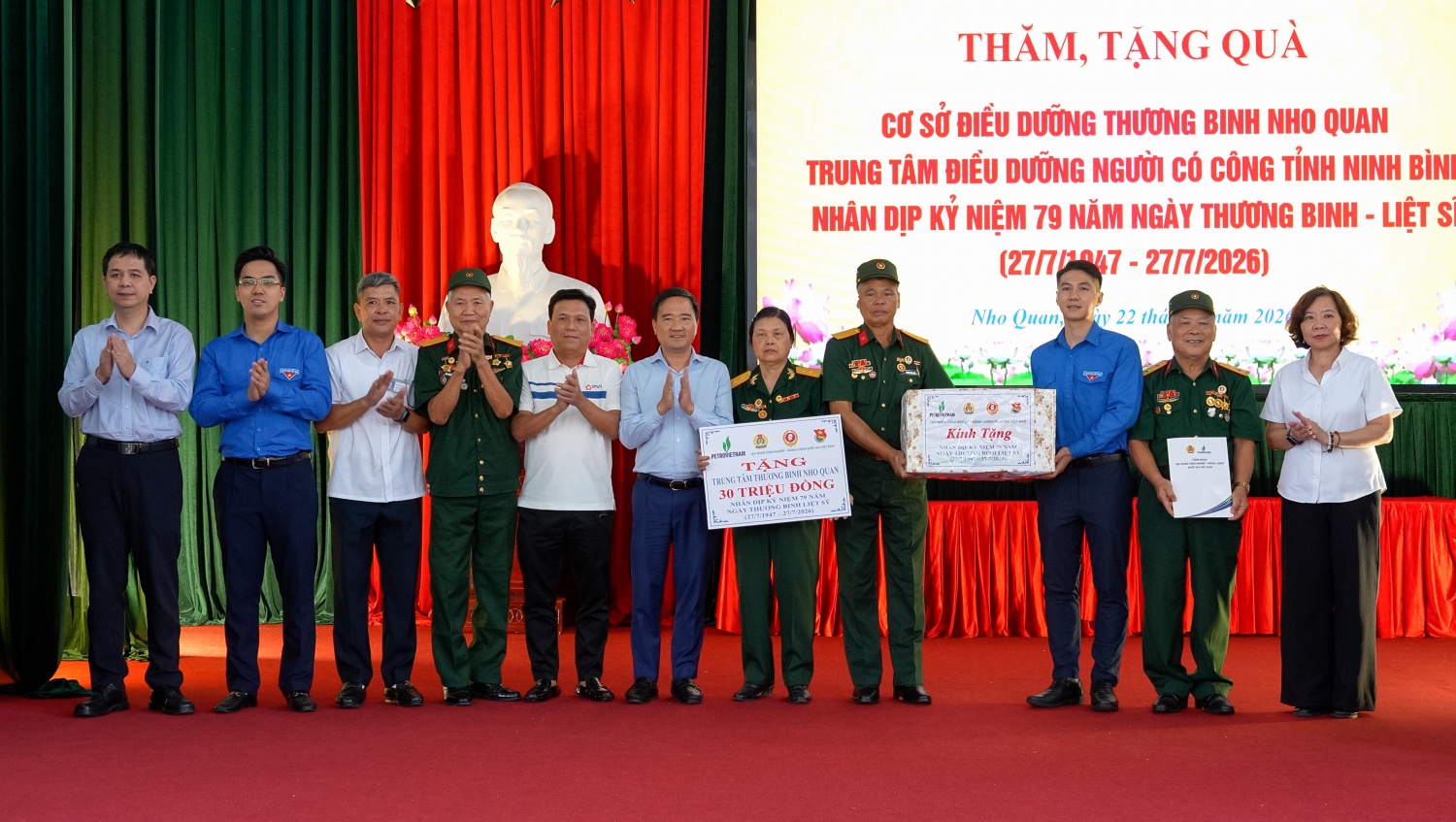 Đoàn công tác Petrovietnam trao quà cho các thương binh, bệnh binh tại Trung tâm Điều dưỡng Thương binh Nho Quan, Ninh Bình.