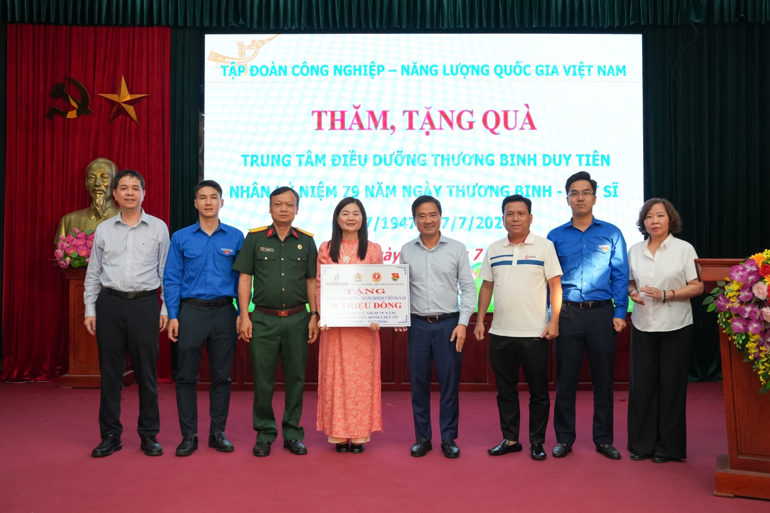 Đoàn công tác Petrovietnam trao quà cho các thương binh, bệnh binh tại Trung tâm Điều dưỡng Thương binh Duy Tiên, Ninh Bình.