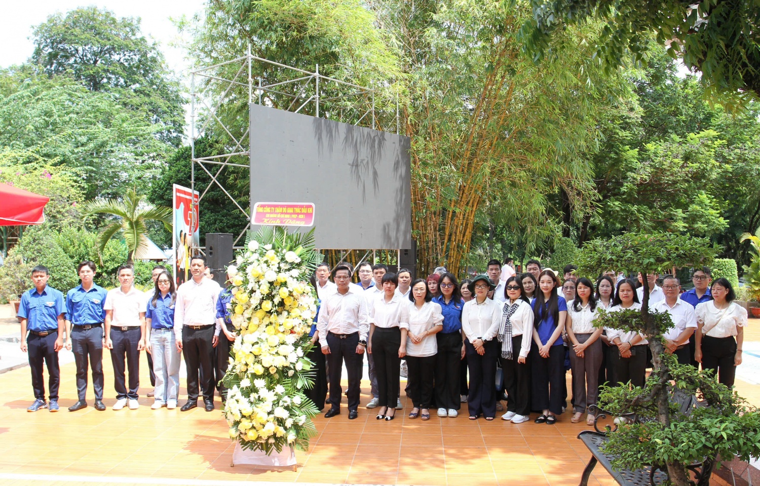 Đoàn công tác thành kính dâng hoa, dâng hương, dành phút mặc niệm tưởng nhớ Chủ tịch Hồ Chí Minh, các Anh hùng liệt sĩ và những người con ưu tú của dân tộc.