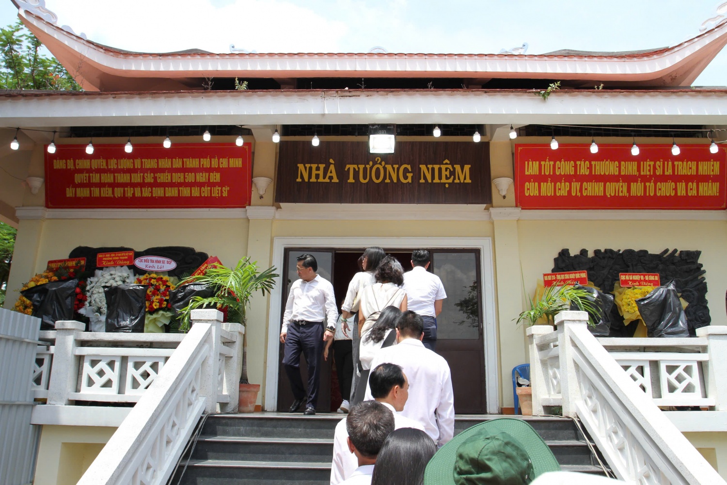 Đoàn công tác tri ân, tưởng nhớ thế hệ cha ông đi trước đã đấu tranh dành độc lập dân tộc