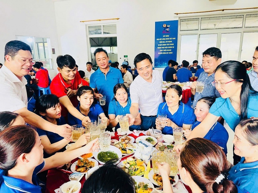 Ấm áp bữa cơm Công đoàn PVFCCo tại Công ty cổ phần Bao bì Đạm Phú Mỹ.