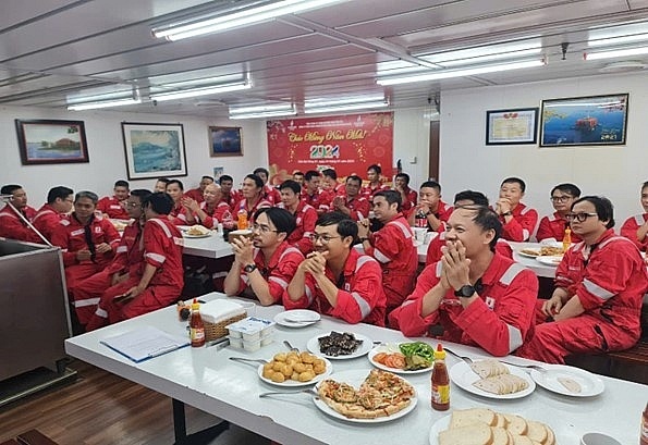 Người lao động PVEP-POC tại điểm cầu Giàn FPU DH01 trong bữa cơm trưa trực tuyến với đất liền.