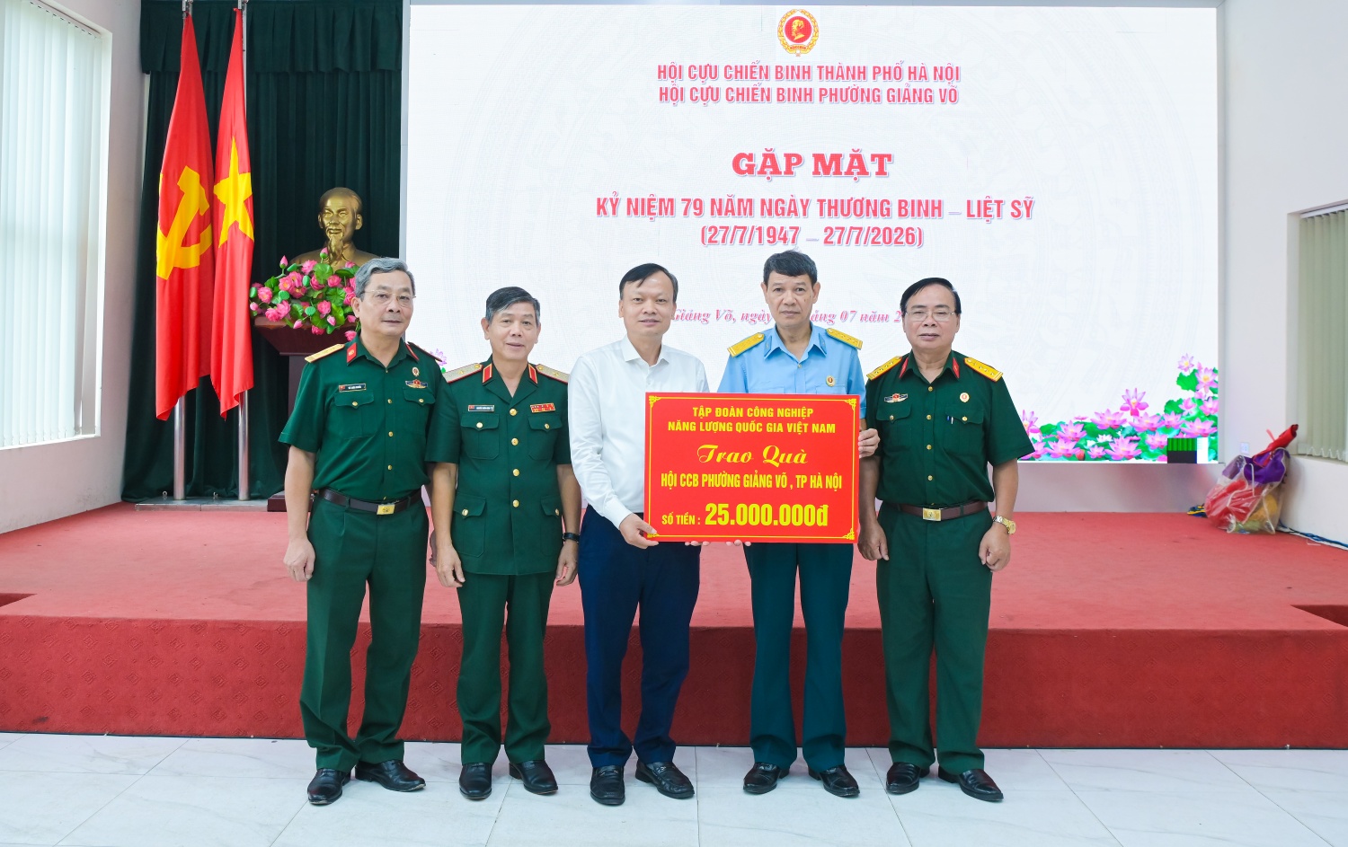 Đồng chí Lê Quang Toán trao quà tri ân các CCB, thương binh, nạn nhân chất độc da cam/dioxin cùng các gia đình chính sách phường Giảng Võ.