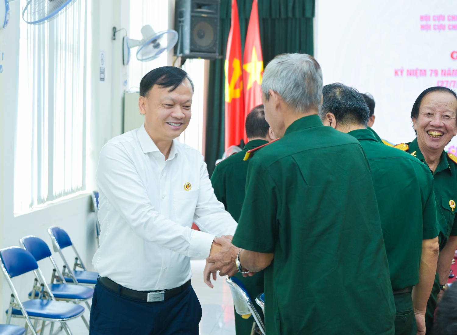 Đồng chí Lê Quang Toán chia sẻ, động viên các CCB.