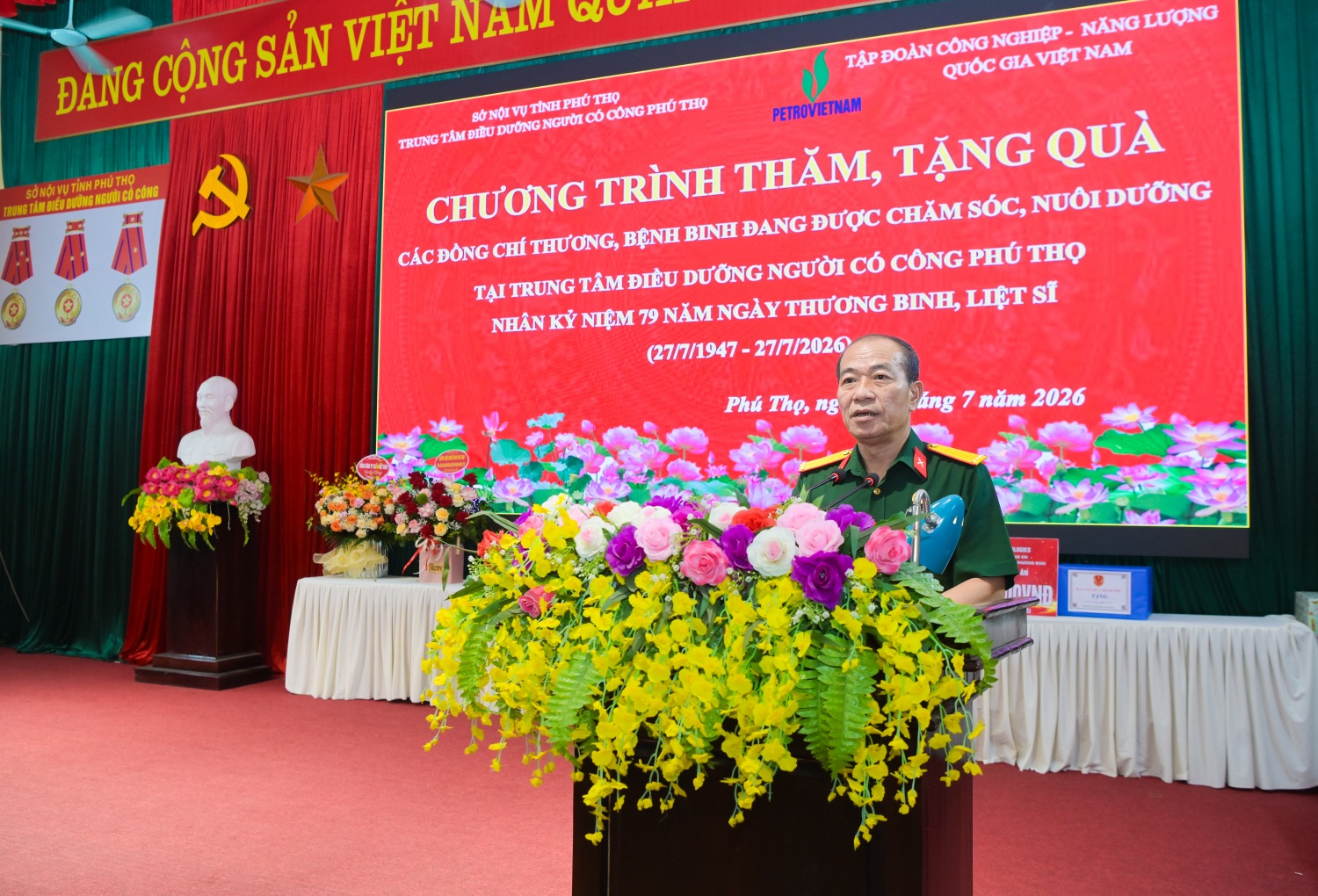 Đồng chí Phạm Quang Dũng - Ủy viên BTV, Chánh Văn phòng Đảng ủy, Chủ tịch Hội Cựu chiến binh Petrovietnam phát biểu tại buổi gặp mặt.
