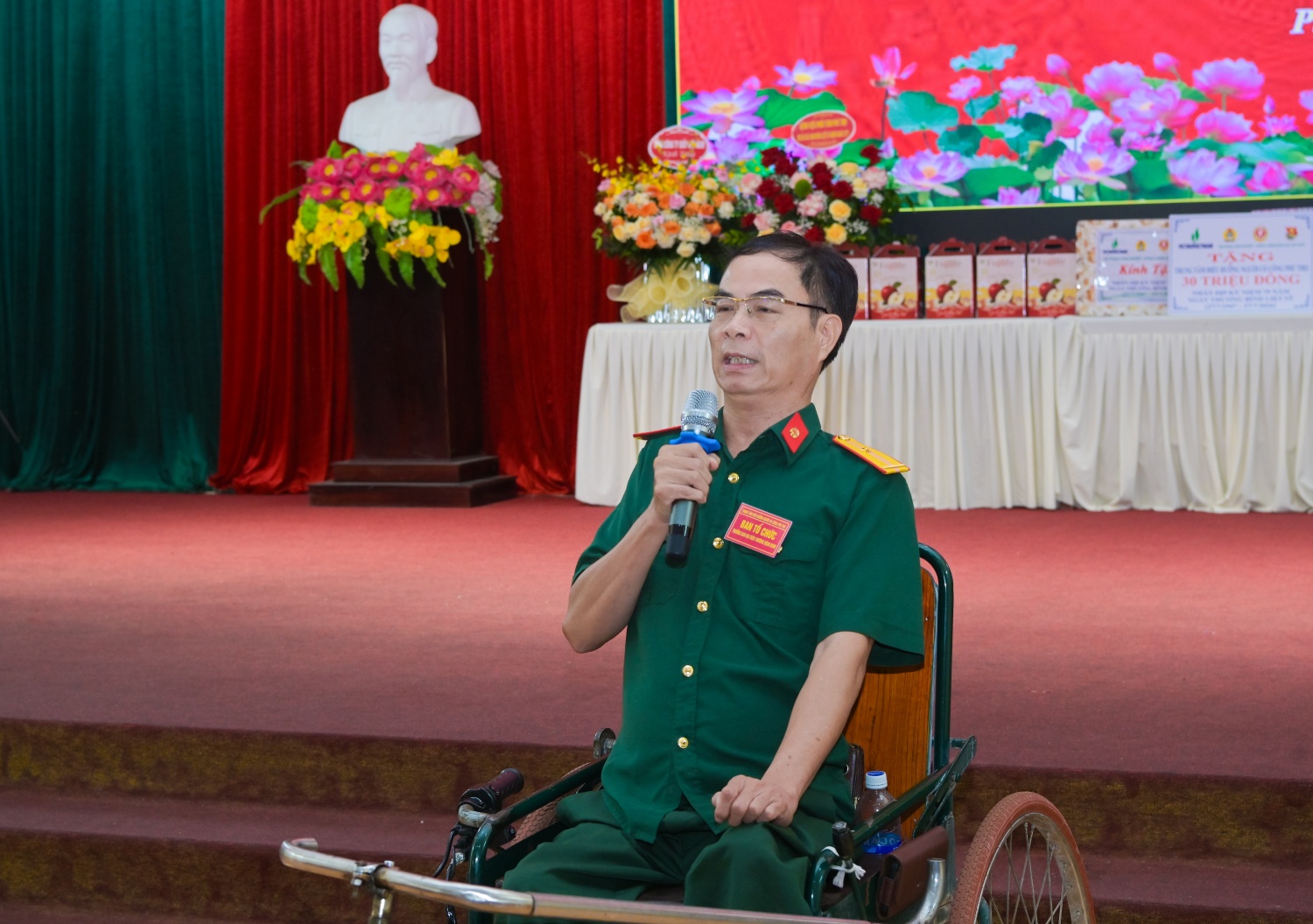 Đồng chí Vũ Đình Tiến xúc động gửi lời cảm ơn đoàn công tác Petrovietnam đã luôn quan tâm, đồng hành và tri ân các thương, bệnh binh.