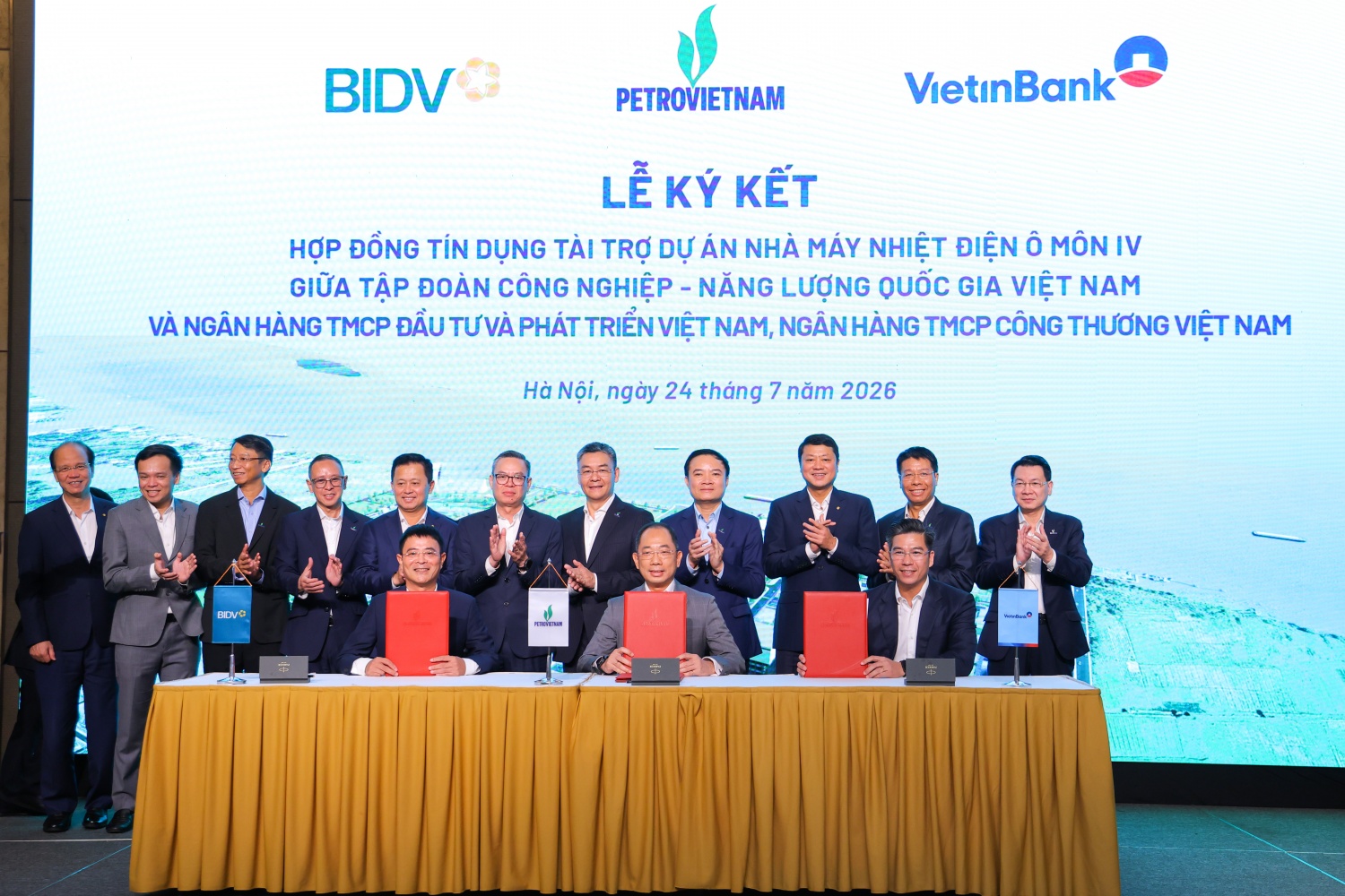 Đại diện lãnh đạo Petrovietnam, BIDV và VietinBank ký kết hợp đồng tín dụng tài trợ cho dự án Nhà máy Nhiệt điện Ô Môn IV.