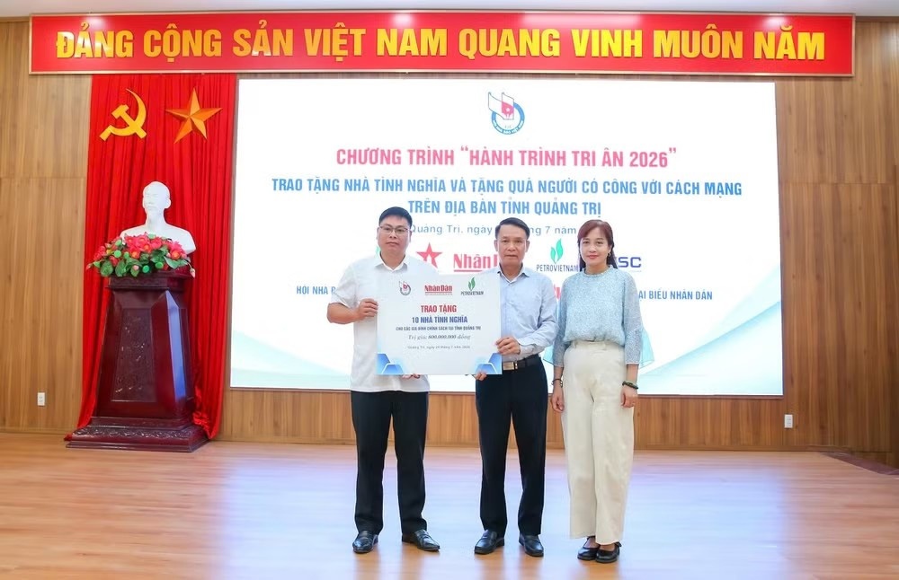 Phó Chủ tịch Thường trực Hội Nhà báo Việt Nam Nguyễn Đức Lợi và đại diện Petrovietnam, bà Nguyễn Việt Nga - Phó Trưởng Ban Truyền thông và Văn hóa doanh nghiệp Tập đoàn trao biển tượng trưng hỗ trợ xây dựng 10 nhà tình nghĩa cho tỉnh Quảng Trị.
