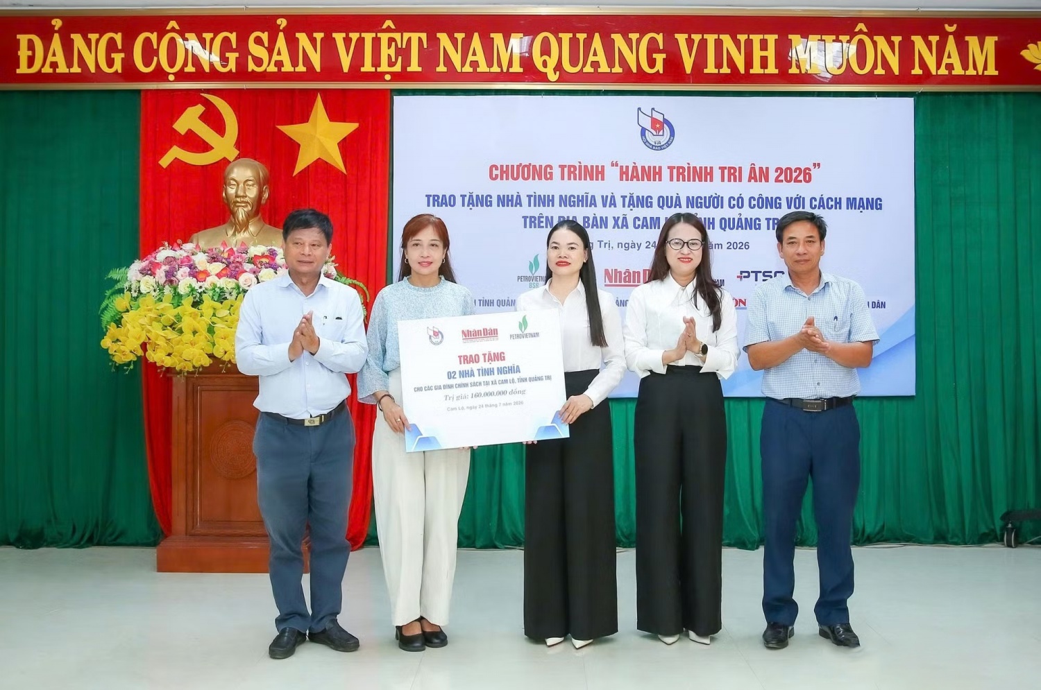 Đại diện Petrovietnam và Hội Nhà báo Việt Nam trao biển tượng trưng 2 căn nhà tình nghĩa cho người có công với cách mạng, thân nhân liệt sĩ tại xã Cam Lộ.