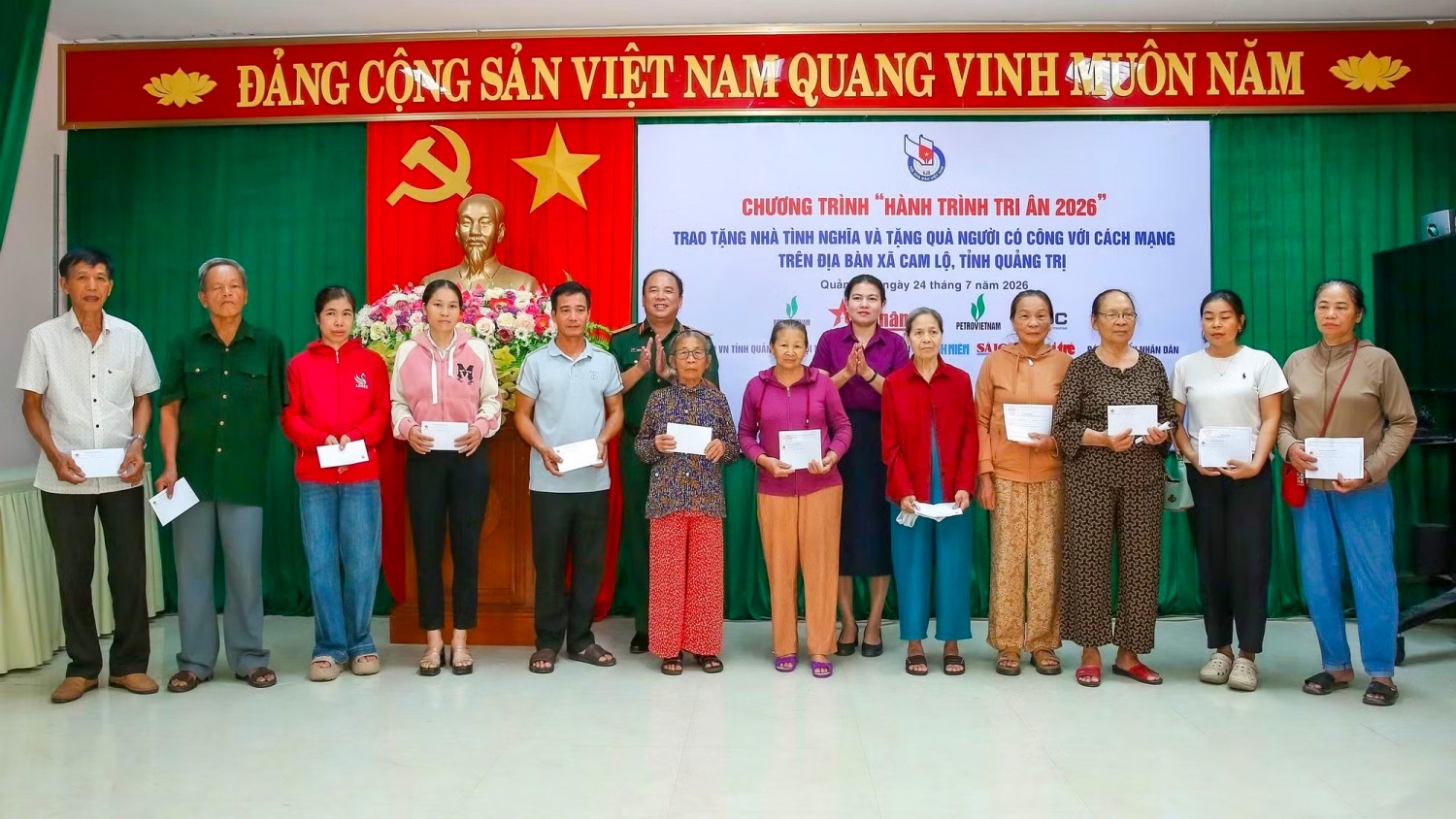 Các gia đình chính sách, người có công và thân nhân liệt sĩ có hoàn cảnh khó khăn tại xã Cam Lộ nhận các phần quà chia sẻ, hỗ trợ của đoàn công tác.