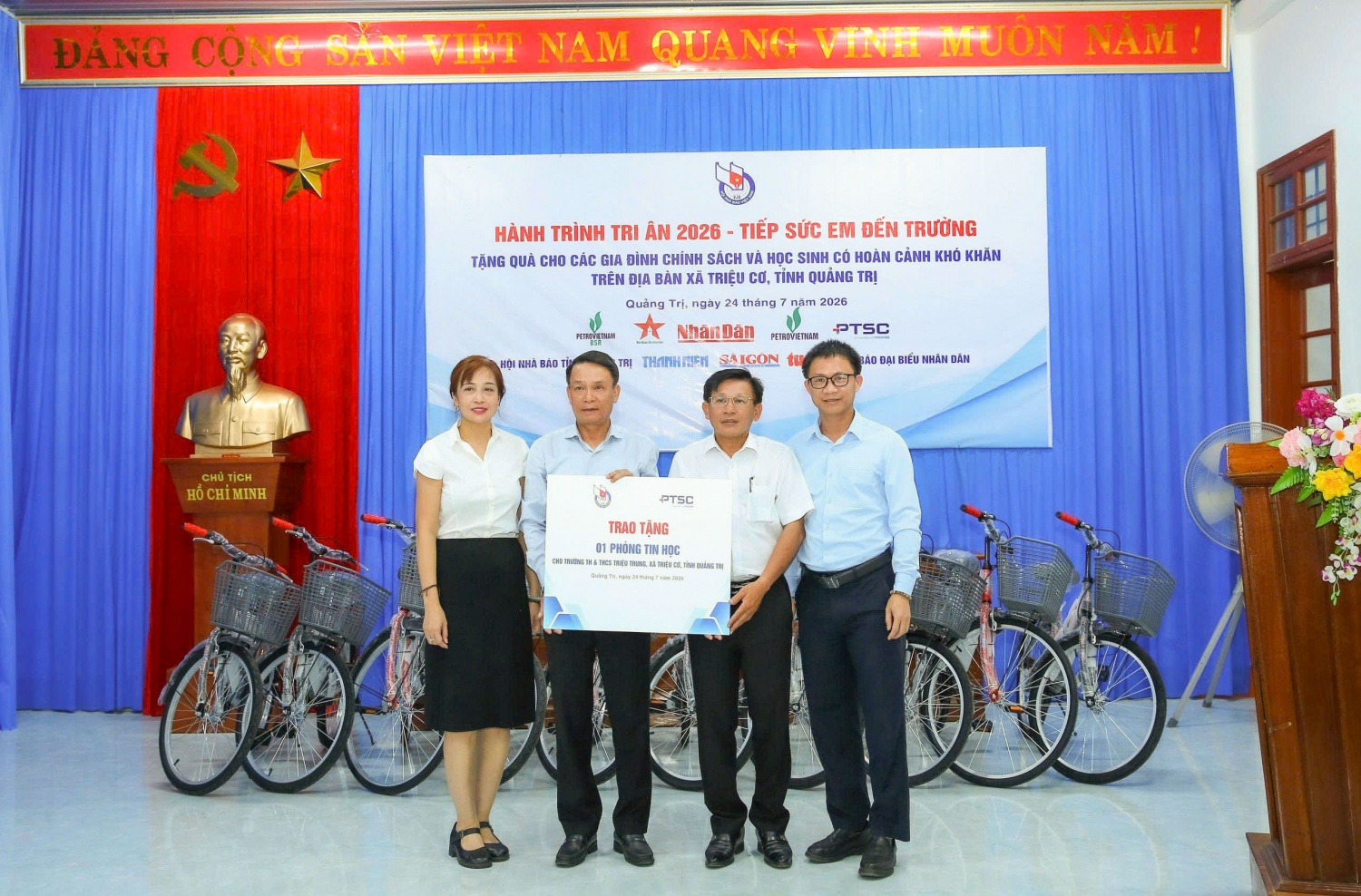 Đoàn công tác Hội Nhà báo Việt Nam và Petrovietnam trao tặng biển tượng trưng tặng phòng tin học cho Trường TH&THCS Triệu Trung.