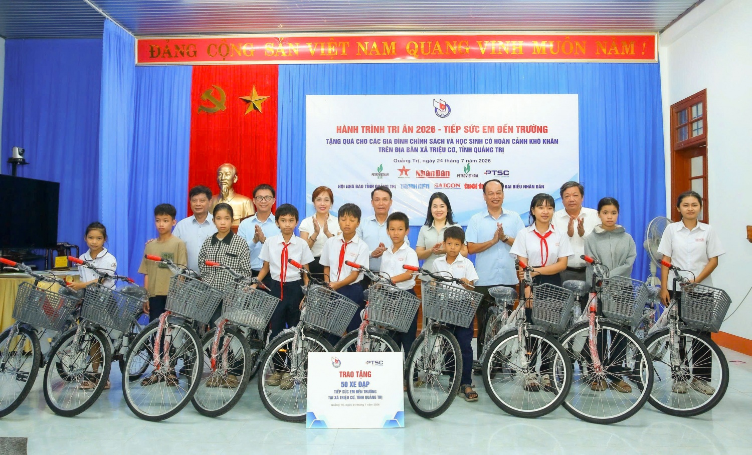 Các em học sinh vui mừng đón nhận những chiếc xe đạp mới từ chương trình.