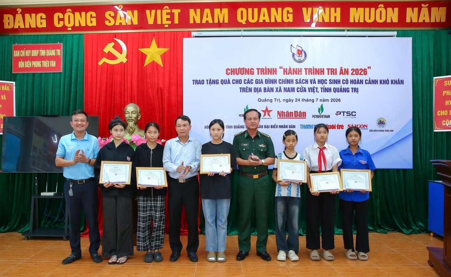 Các em con nuôi đồn biên phòng tại Đồn Biên phòng Triệu Vân đón nhận các phần quà từ đoàn công tác.