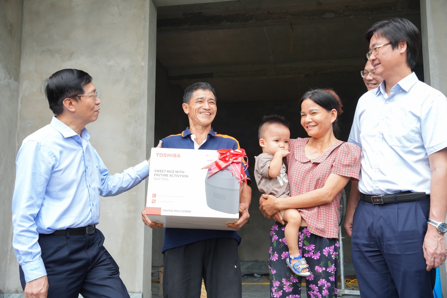 Đoàn công tác động viên, trao quà cho hộ gia đình ông Vàng Văn Sinh.