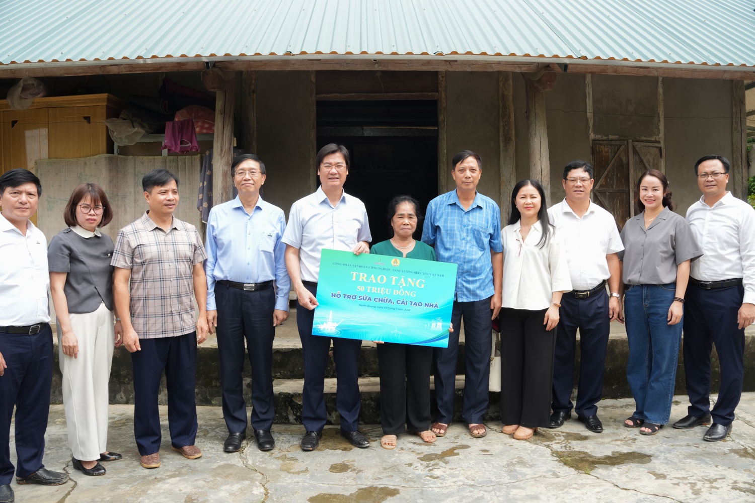Đoàn công tác trao hỗ trợ cho gia đình bà Triệu Thị Hoàn.