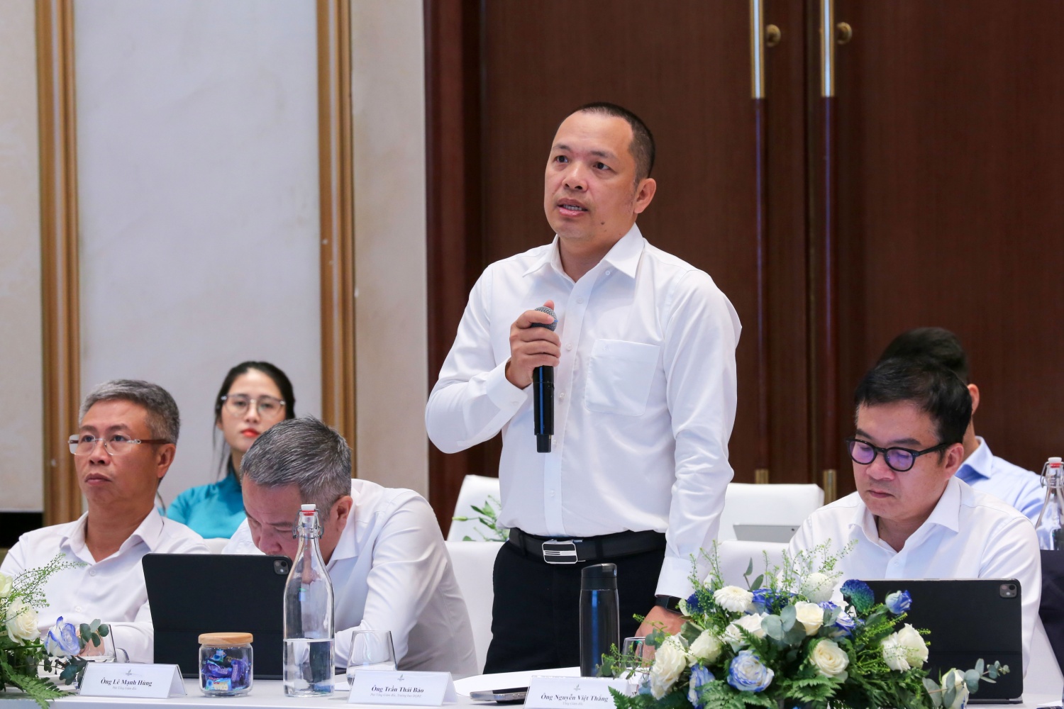 Phó Tổng Giám đốc BSR Trần Thái Bảo trình bày báo cáo về tình hình triển khai dự án NCMR NMLD Dung Quất.
