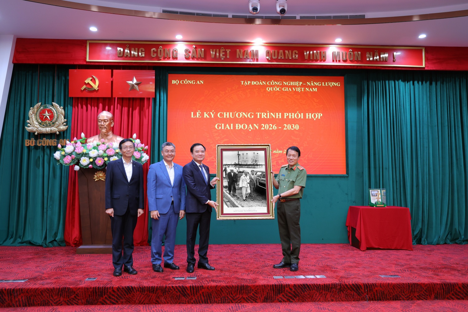 Thay mặt Đảng ủy Công an Trung ương, Bộ Công an, Đại tướng Lương Tam Quang tặng Petrovietnam bức ảnh “Chủ tịch Hồ Chí Minh thăm khu Công nghiệp dầu khí tại Baku, Azerbaijan ngày 23/7/1959”.