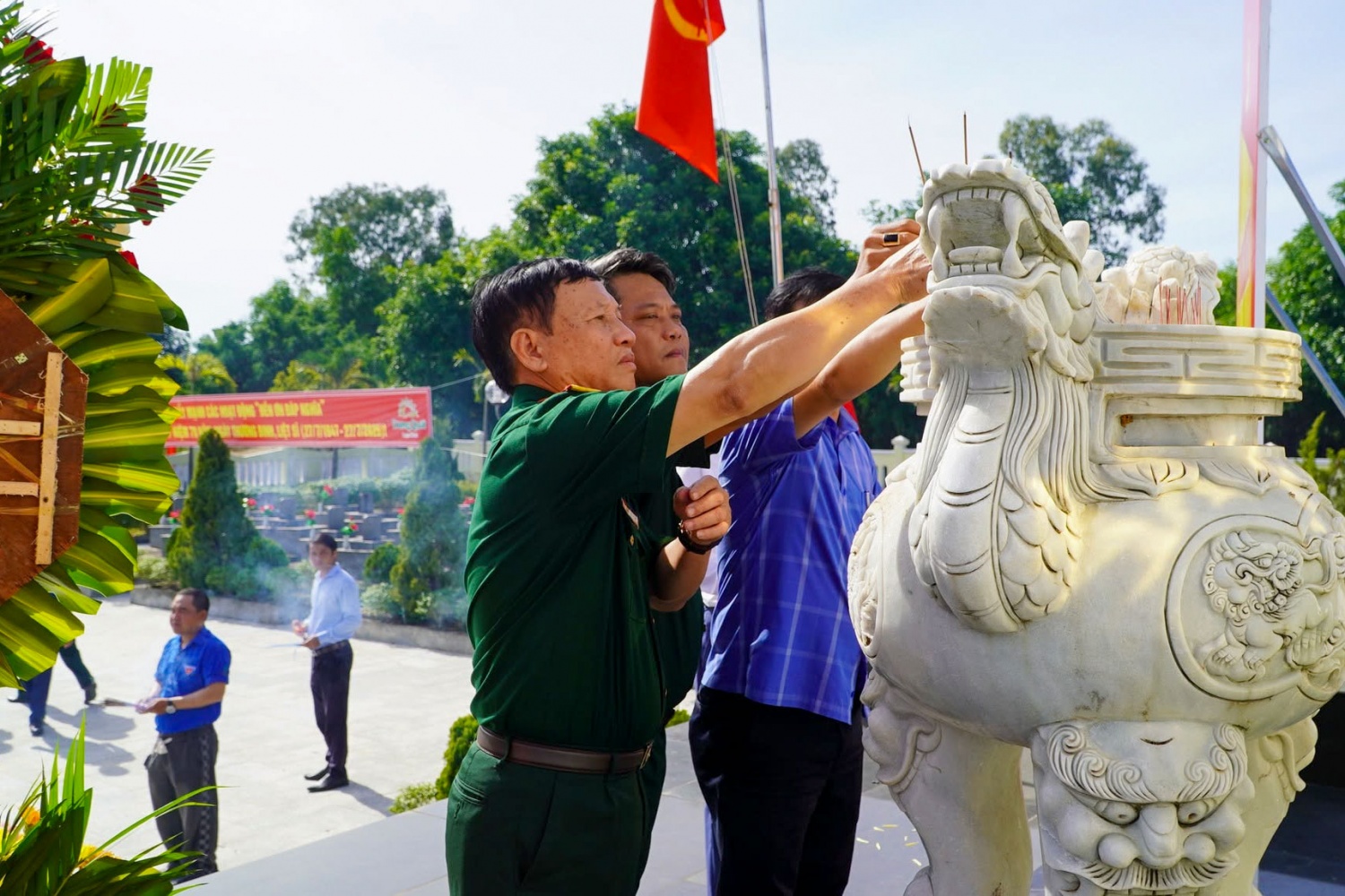 Ông Bùi Ngọc Tú - Chủ tịch Hội CCB PVSM cùng các thành viên trong đoàn dâng hương tưởng niệm tại Nghĩa trang Liệt sĩ xã Vạn Tường (Quảng Ngãi).