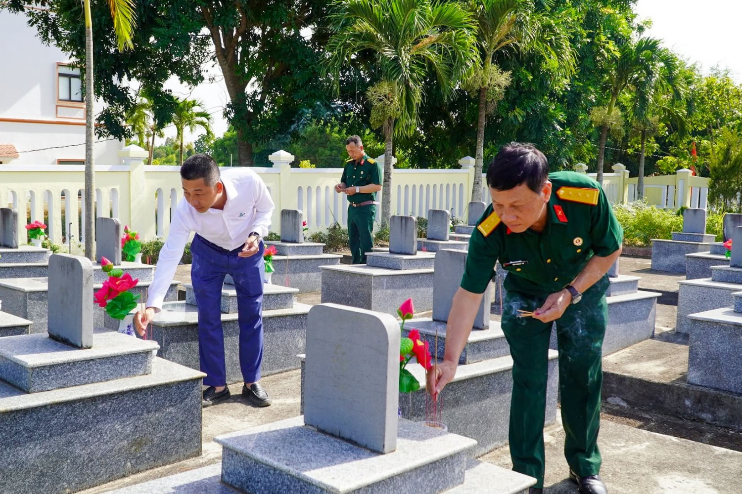Các thành viên trong đoàn công tác PVSM thành kính dâng hương tại phần mộ các anh hùng liệt sĩ.