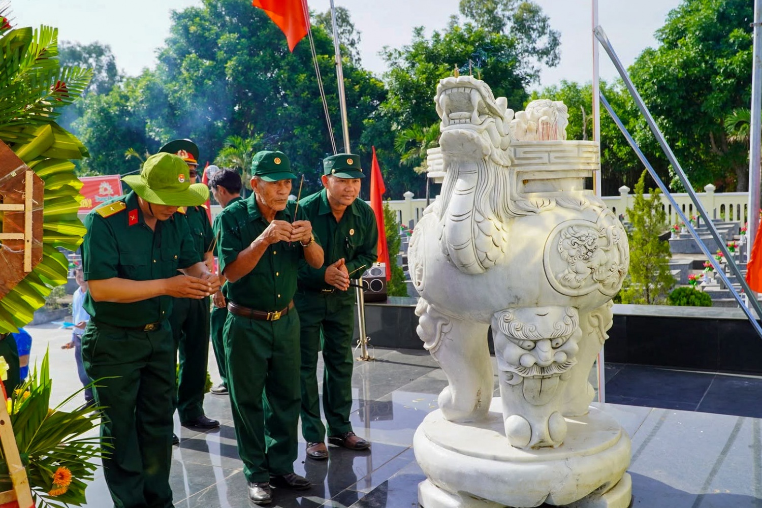 Hội viên Hội CCB PVSM dâng hương tưởng niệm các anh hùng liệt sĩ.