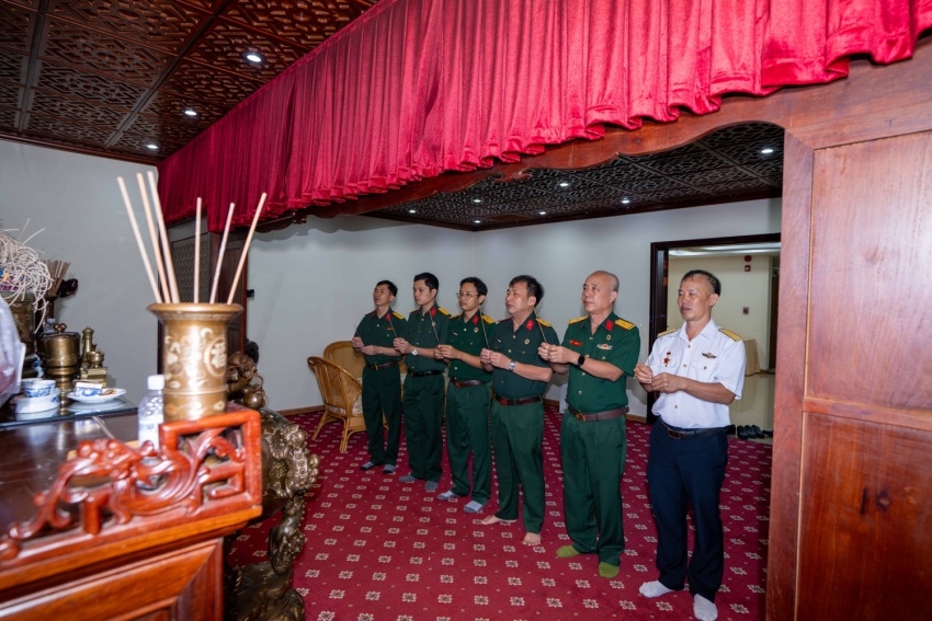 Hội CCB Vietsovpetro thành kính dâng hương tại Phòng thờ Chủ tịch Hồ Chí Minh trong Tòa nhà Bộ máy Điều hành Liên doanh.