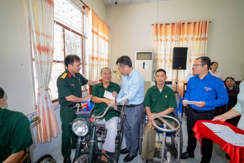 Đồng chí Hoàng Phúc Long, đồng chí Nguyễn Thanh Tịnh và đồng chí Hoàng Thanh Bình ân cần thăm hỏi và tặng quà các thương - bệnh binh tại Trung tâm Điều dưỡng người có công Long Đất (Bà Rịa - Vũng Tàu).