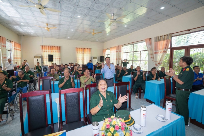 Phần giao lưu ấm áp, thân tình giữa đoàn công tác Vietsovpetro và các thương - bệnh binh tại trung tâm.