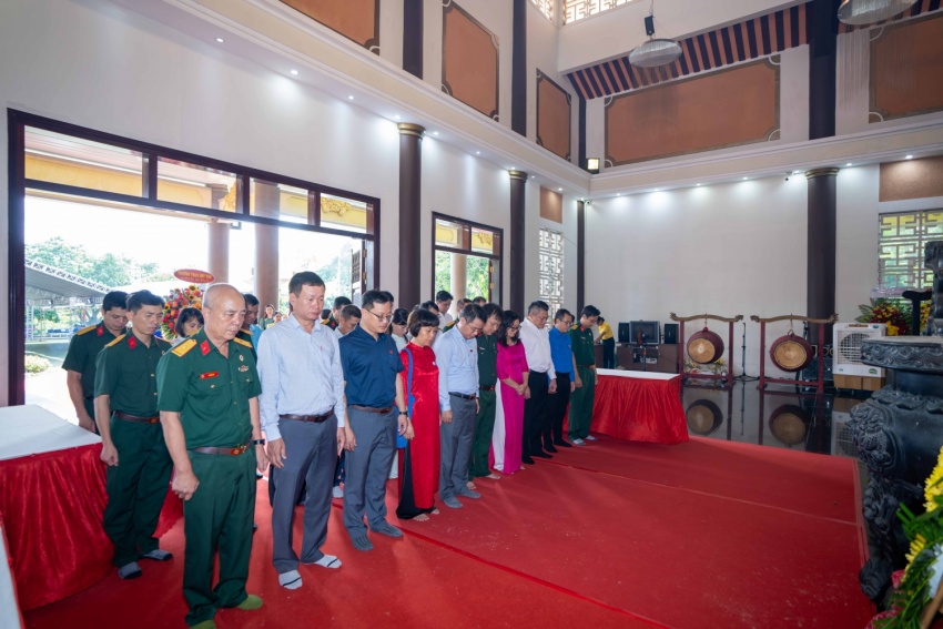 Đoàn công tác dâng hương tại Đền thờ Liệt sĩ Vũng Tàu.