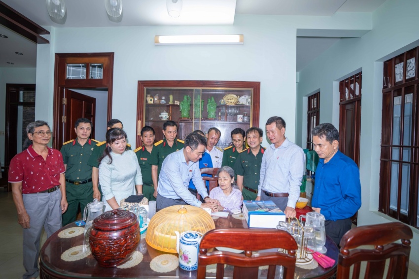 Đại diện Vietsovpetro trao tặng quà tri ân tới thân nhân gia đình liệt sĩ.