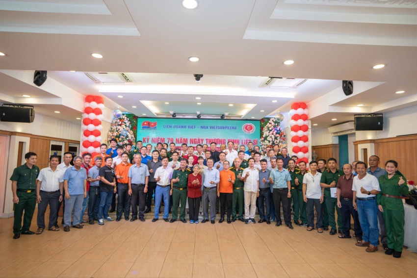 Các đại biểu tham dự buổi lễ.