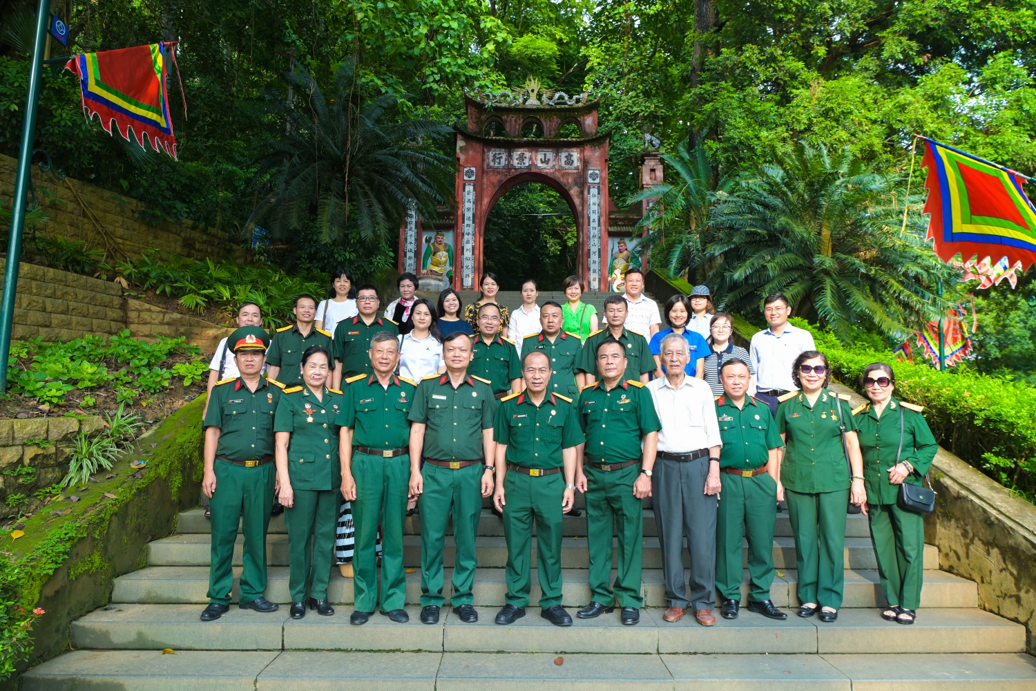 Đoàn công tác Petrovietnam tại Khu Di tích lịch sử Đền Hùng (tỉnh Phú Thọ).