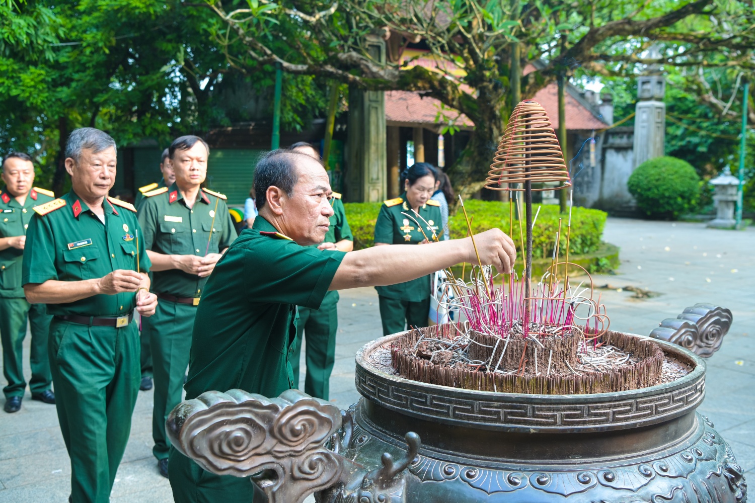 Đồng chí Phạm Quang Dũng, Ủy viên Ban Thường vụ, Chánh Văn phòng Đảng ủy, Chủ tịch Hội Cựu chiến binh Petrovietnam dâng hương tại Đền Hùng.
