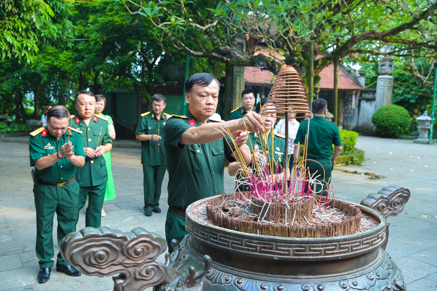 Đồng chí Lê Quang Toán, Phó Chủ tịch Thường trực Hội Cựu chiến binh Petrovietnam, Chủ tịch Hội Cựu chiến binh Bộ máy Quản lý và Điều hành Petrovietnam dâng hương tại Đền Hùng.