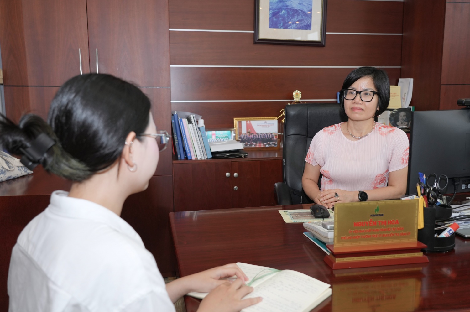 Phóng viên trao đổi với đồng chí Nguyễn Thị Hoa - Ủy viên Ban Chấp hành Đảng bộ, Phó Chủ nhiệm Ủy ban Kiểm tra Đảng ủy Petrovietnam.