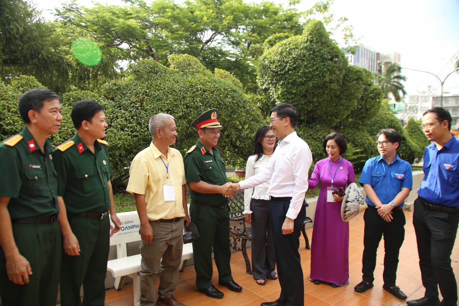 Thiếu tướng Nguyễn Thành Trung - Chính ủy Bộ Tư lệnh TP Hồ Chí Minh trao đổi với Phó Bí thư Thường trực Đảng ủy Petrovietnam Trần Quang Dũng.