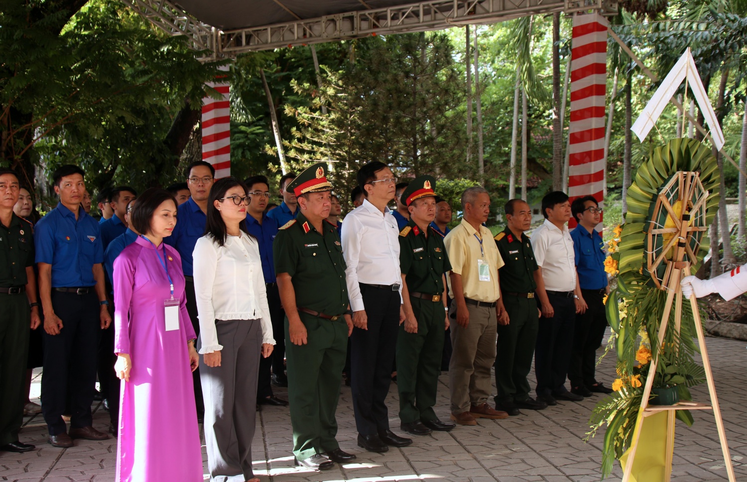 Đoàn công tác Petrovietnam dâng hương tại Công viên Lê Thị Riêng.