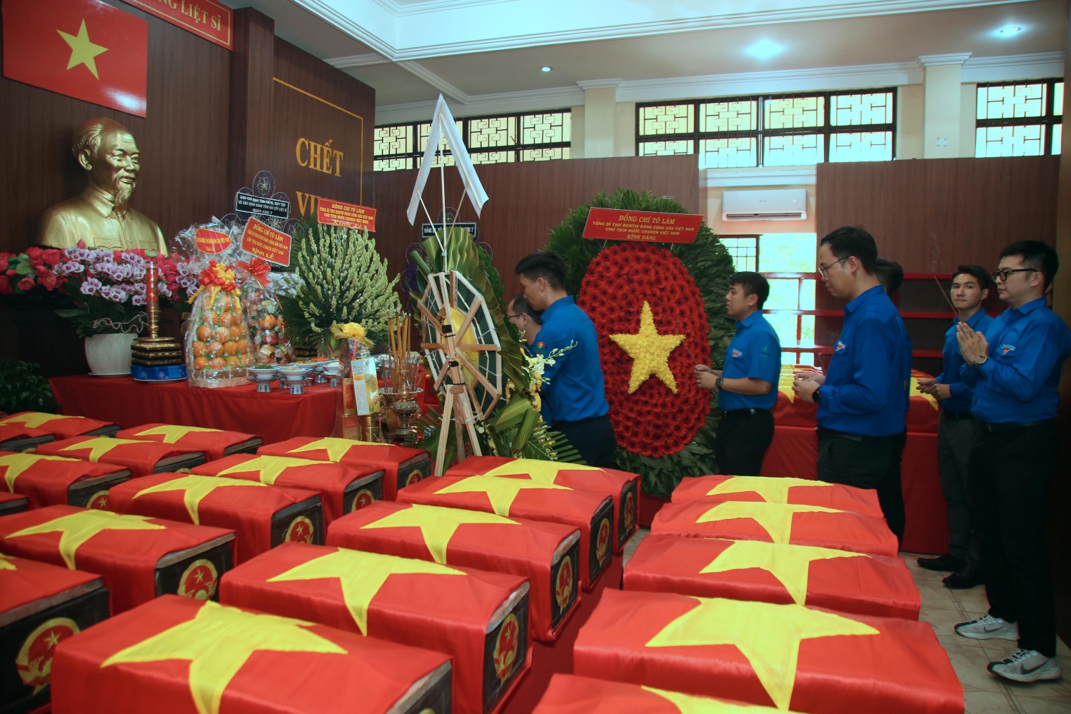 Hài cốt liệt sĩ được xếp ngay ngắn bên trong nhà quàn.