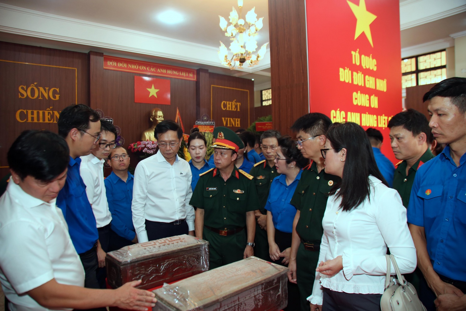 Phó Bí thư Thường trực Petrovietnam Trần Quang Dũng cùng đoàn công tác bên trong nhà quàn hài cốt liệt sĩ tại Công viên Lê Thị Riêng.