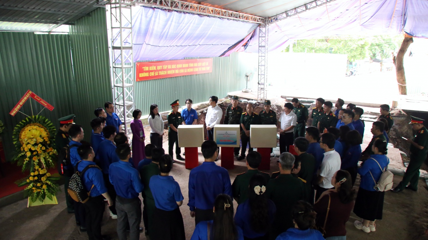 Đoàn công tác Petrovietnam tặng quà lực lượng tham gia tìm kiếm hài cốt liệt sĩ tại Công viên Lê Thị Riêng.