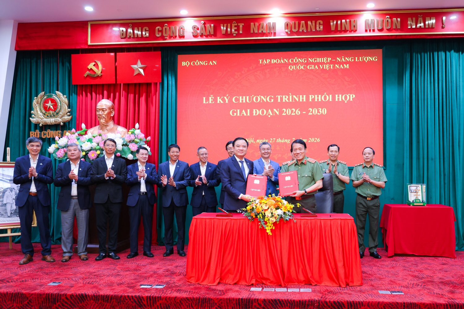 Bộ trưởng Bộ Công an Lương Tam Quang và Chủ tịch HĐTV Petrovietnam Lê Ngọc Sơn ký kết chương trình phối hợp giai đoạn 2026-2030.