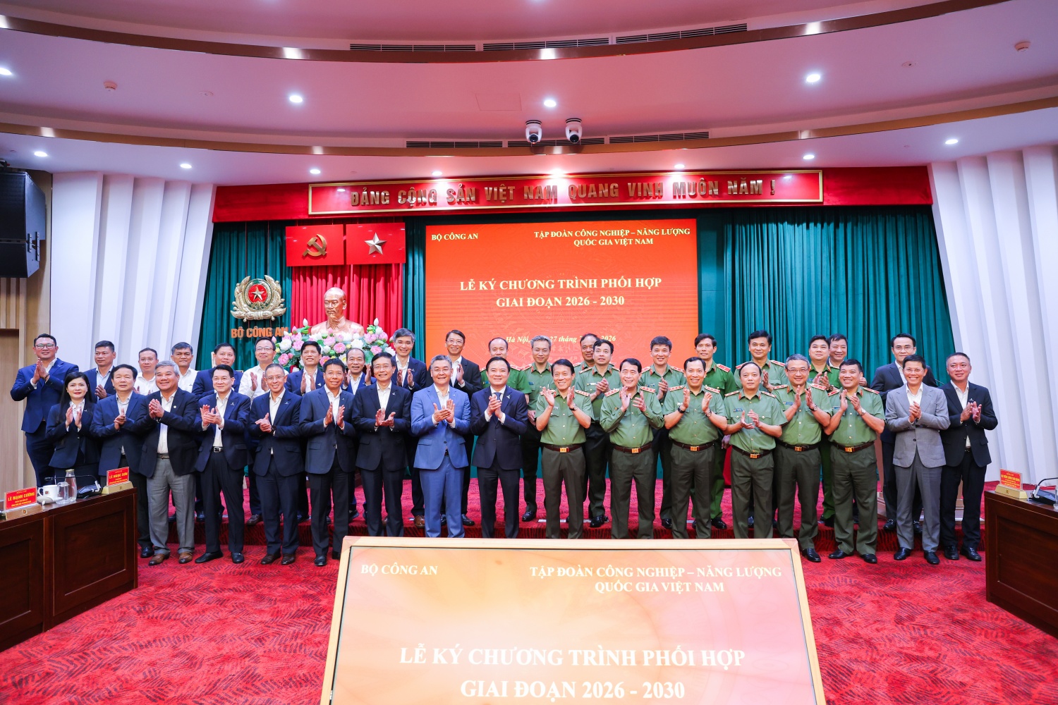 Lãnh đạo Bộ Công an, Petrovietnam và đại diện các cơ quan, đơn vị trực thuộc Bộ Công an, đơn vị thành viên Petrovietnam tại lễ ký.