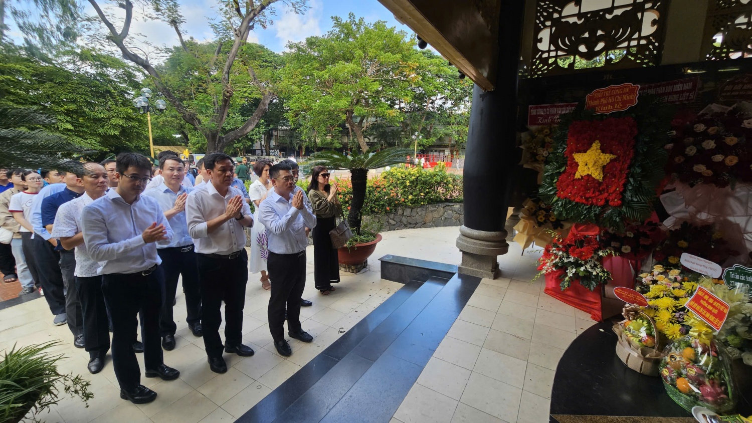 Đoàn dành phút mặc niệm, tưởng nhớ cố Tổng Bí thư Trần Phú, các Anh hùng liệt sĩ và những thế hệ đã chiến đấu, hy sinh vì độc lập, tự do của Tổ quốc.