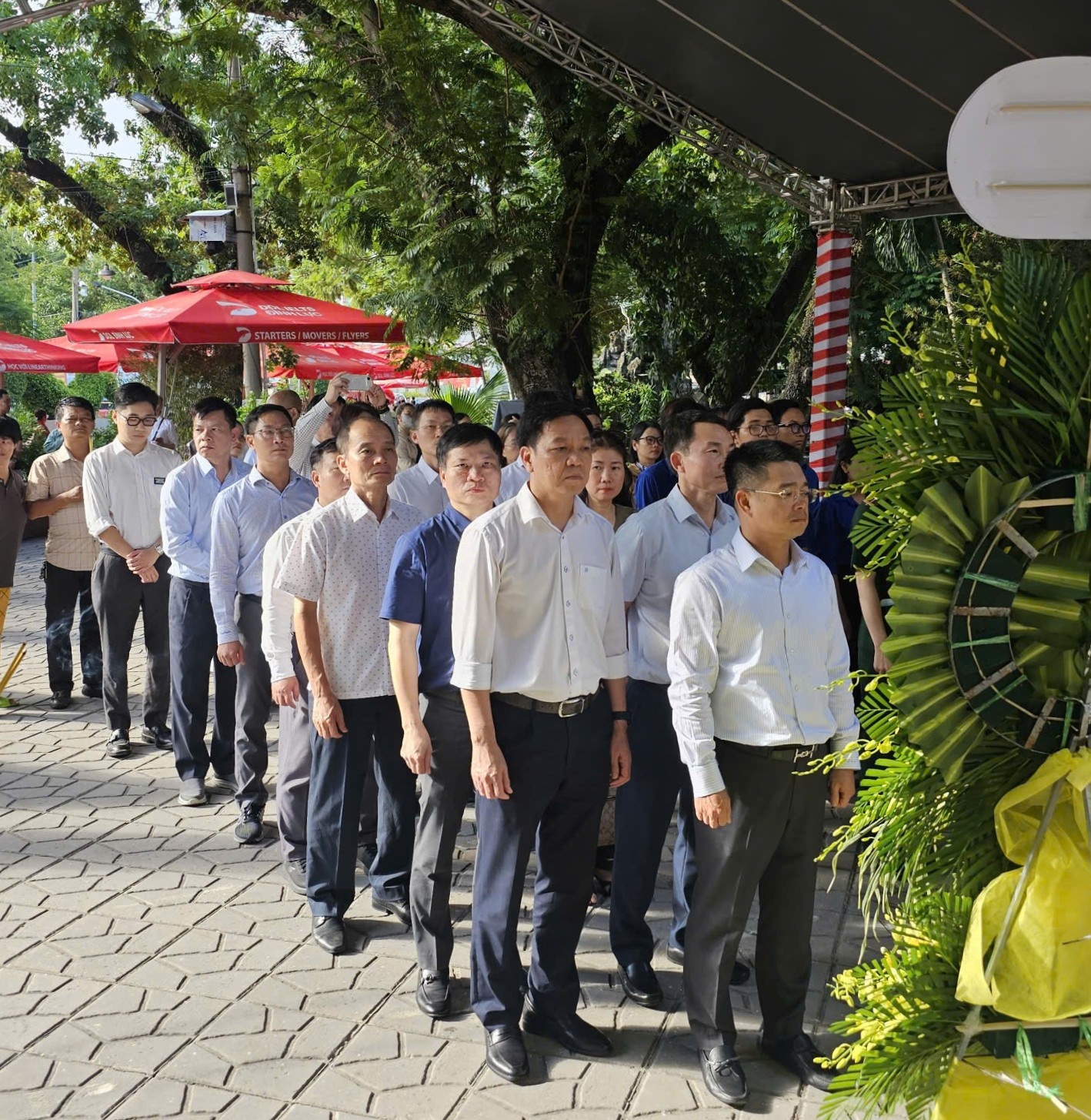 Đoàn cán bộ, đảng viên và người lao động HL-HV JOCs dâng hoa, dâng hương tại Tượng đài cố Tổng Bí thư Trần Phú và Đền tưởng niệm các Anh hùng liệt sĩ trong Công viên Văn hóa Lê Thị Riêng.