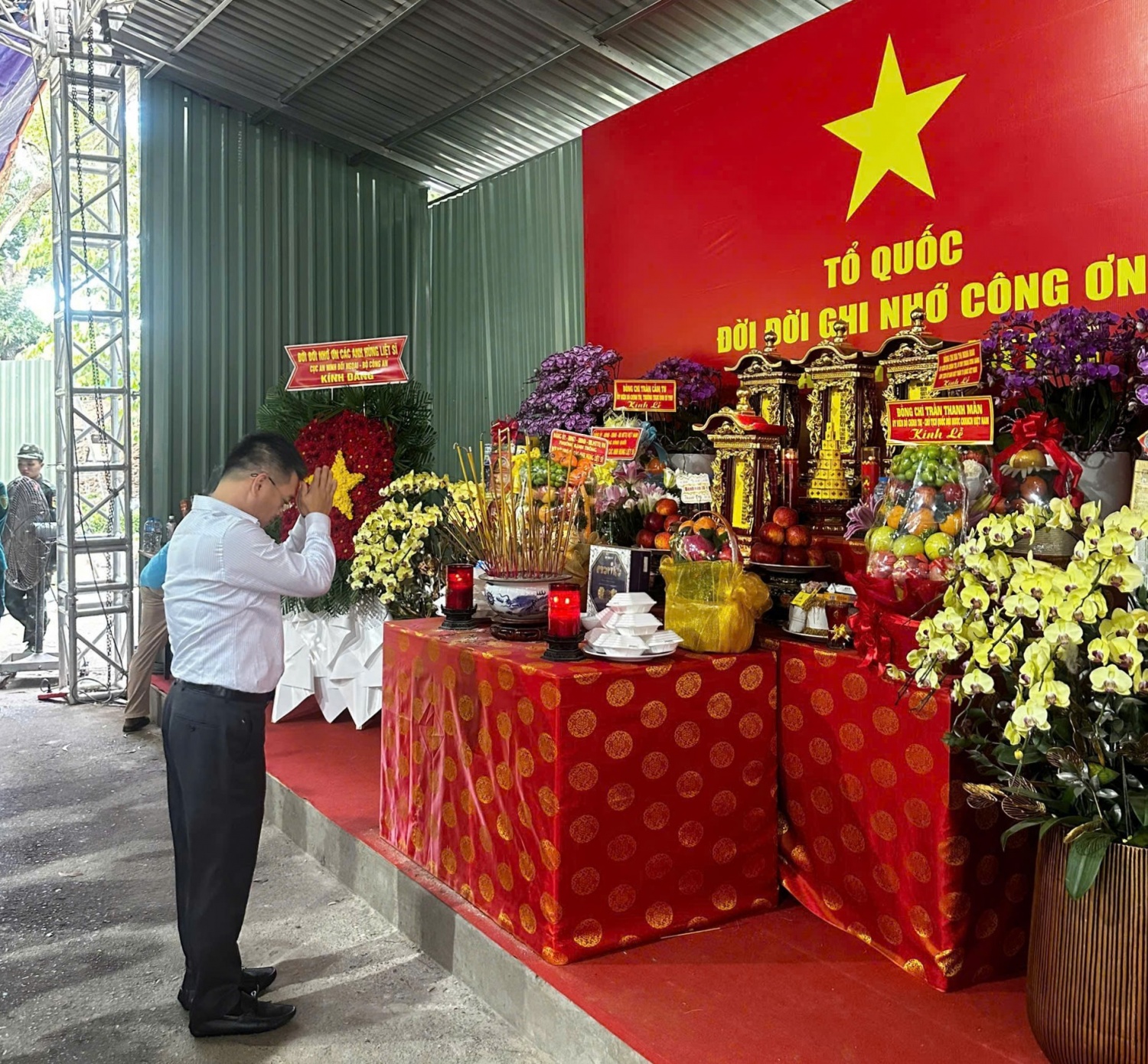 Hoạt động dâng hương được Đảng bộ HL-HV JOCs tổ chức thường niên nhằm giáo dục truyền thống cách mạng, bồi đắp lòng yêu nước và ý thức trách nhiệm trong đội ngũ cán bộ, đảng viên, người lao động.