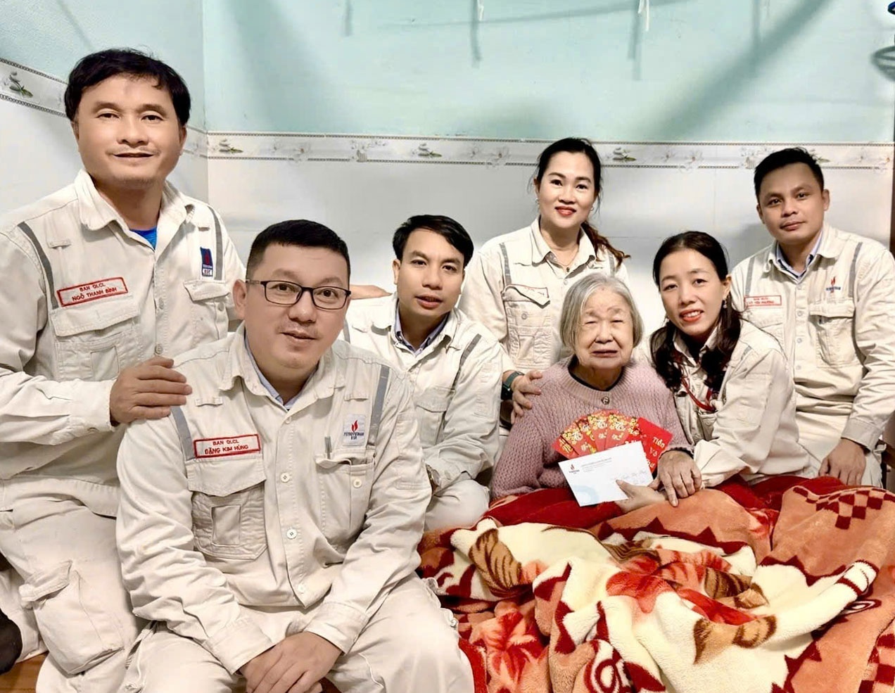 Mẹ Việt Nam Anh hùng Phạm Thị Nhung được CBCNV BSR thăm hỏi hằng tháng hơn 10 năm nay.