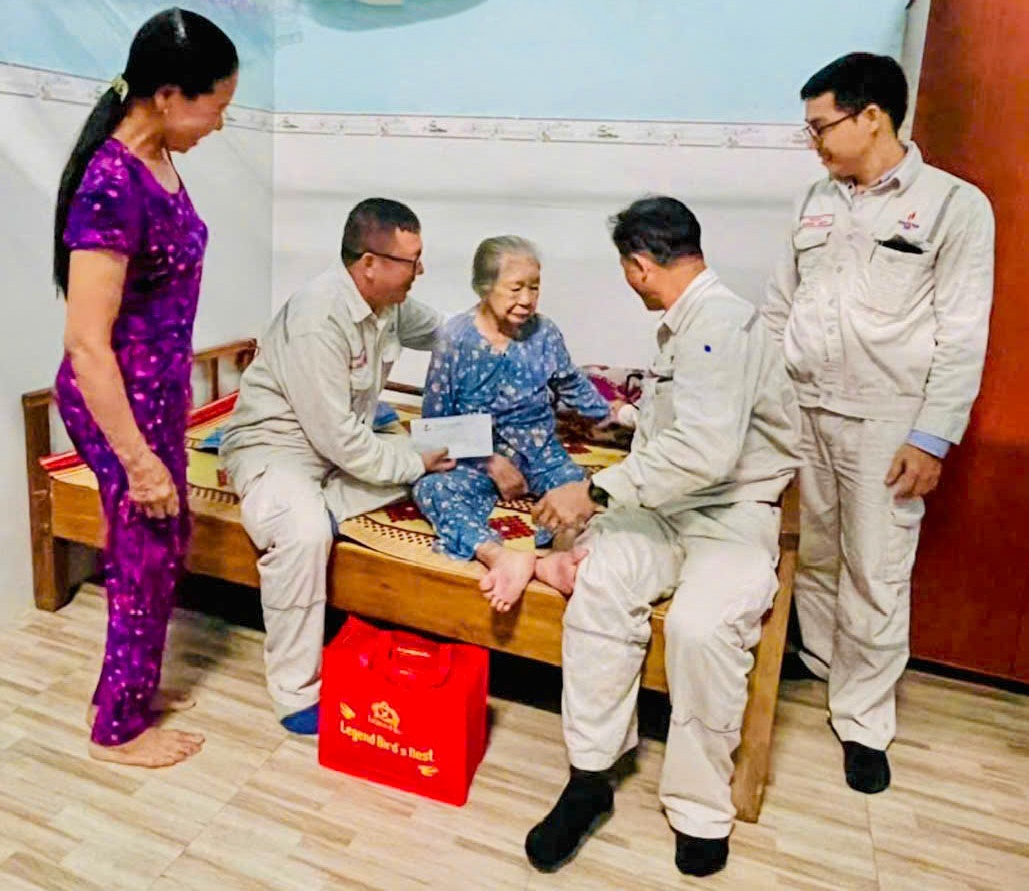 Các CBCNV thường xuyên đến thăm hỏi và cùng gia đình chăm sóc Mẹ Việt Nam Anh hùng Phạm Thị Nhung.