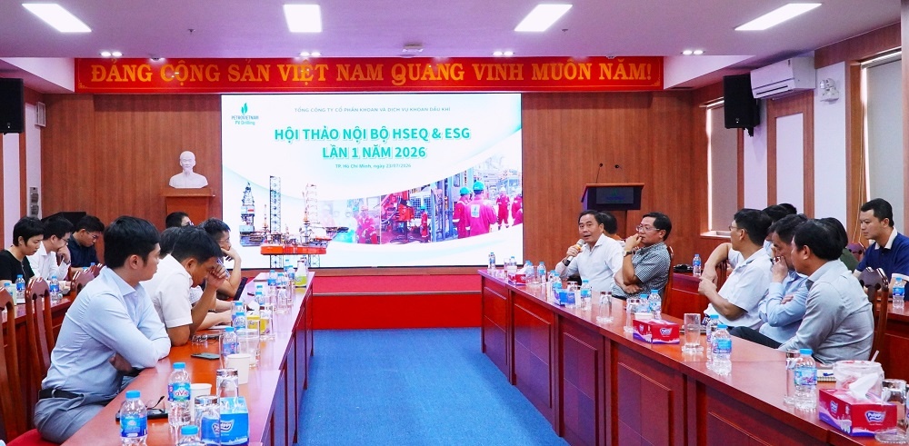 Đại biểu trao đổi tại hội thảo.