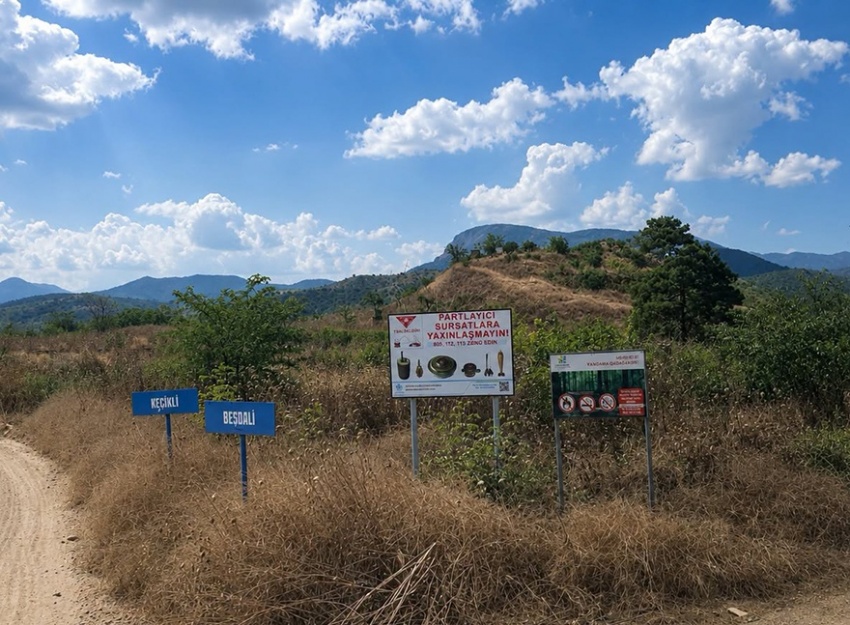 Biển cảnh báo bom mìn tại Karabakh. Dù quá trình tái thiết diễn ra khẩn trương, nhiều khu vực vẫn đang được rà phá vật liệu nổ còn sót lại sau chiến tranh. Ảnh: Tác giả
