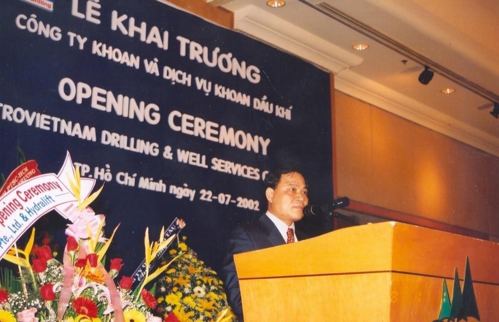 Ông Nguyễn Xuân Nhậm - nguyên Tổng Giám đốc Tổng công ty Dầu khí Việt Nam (nay là Tập đoàn Công nghiệp - Năng lượng Quốc gia Việt Nam - Petrovietnam) phát biểu tại Lễ khai trương Công ty Khoan và Dịch vụ Khoan Dầu khí vào ngày 22/7/2002 (Ảnh tư liệu)